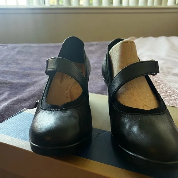 Clarks Emily2 Mabel Black Leather Flats with Classic Design and Polished Finish - Picture 2 of 16